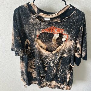 Gildan Black and Tan Distressed T-Shirt